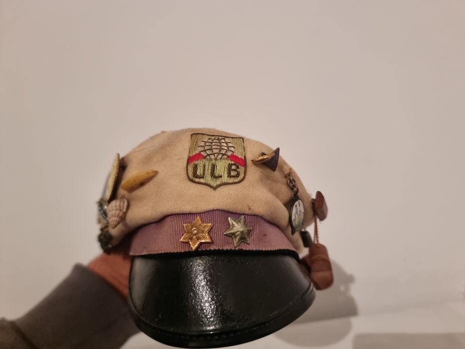 Toca studenteasca belgiana ULB, anii 1960, decorata cu insigne