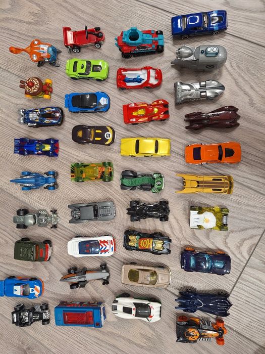 Hot wheels писти и коли. Lightning McQueen коли (Макуин светкавицата)