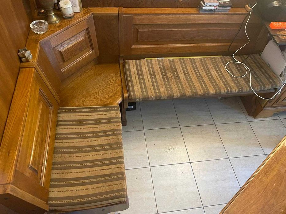 Mobilier vechi: masă de sufragerie și colțar de bucătărie