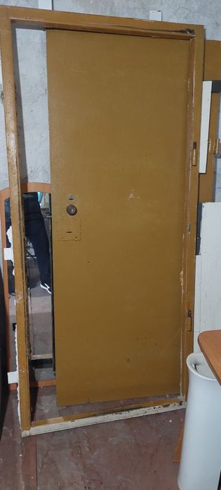 Продам дверь в хорошем состоянии