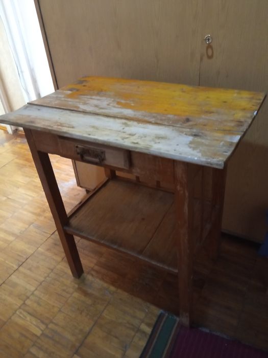 Столик из дерева