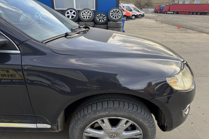 Aripa fata dreapta culoare LR7M Volkswagen VW Touareg generatia 1 7L