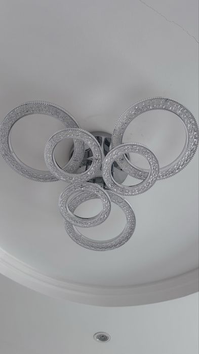 Продам люстры потолочные