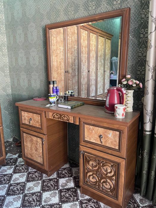 Мебель сотилади б/у холати яхши, кроват, шкаф, тримо, 2 комод