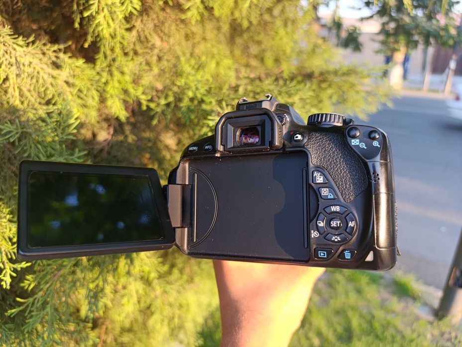 Canon EOS  650D orginal obektivi bilan sotiladi