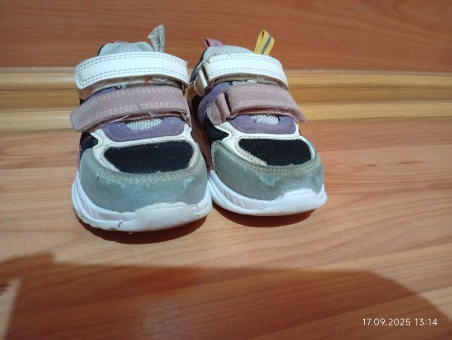 Кроссовки размер 25.