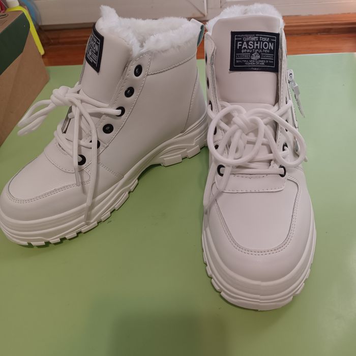 Продам стильные ботинки