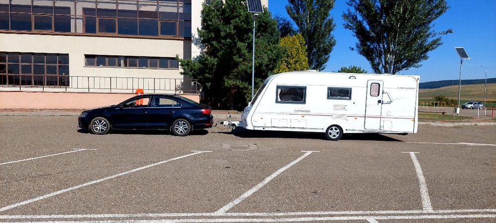 Vand rulota an 2003 înmatriculată în România 6000 euro.