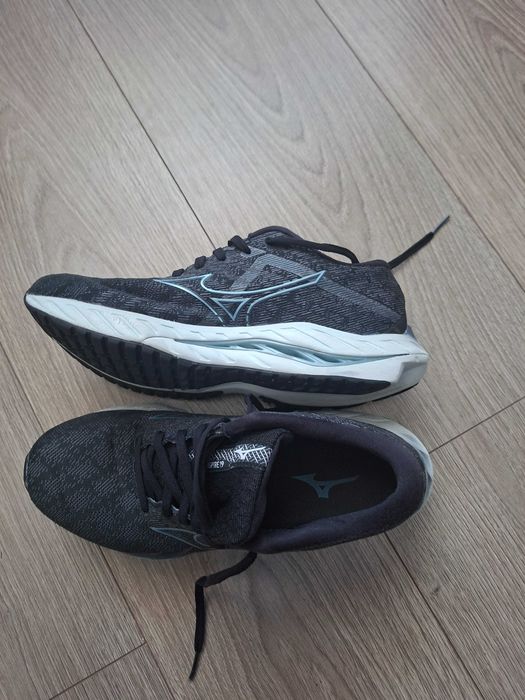 Vand adidasi Mizuno