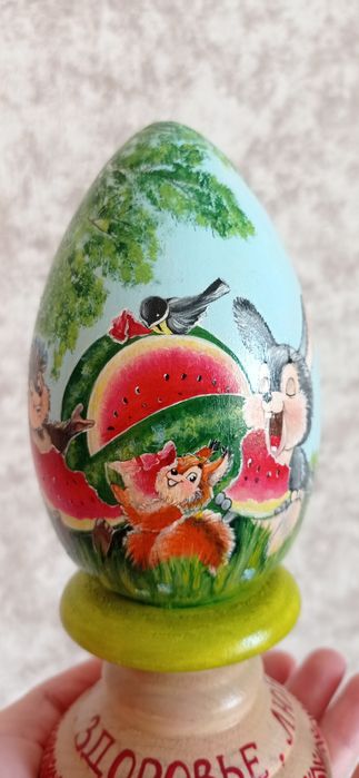 Деревянное яйцо на подставке