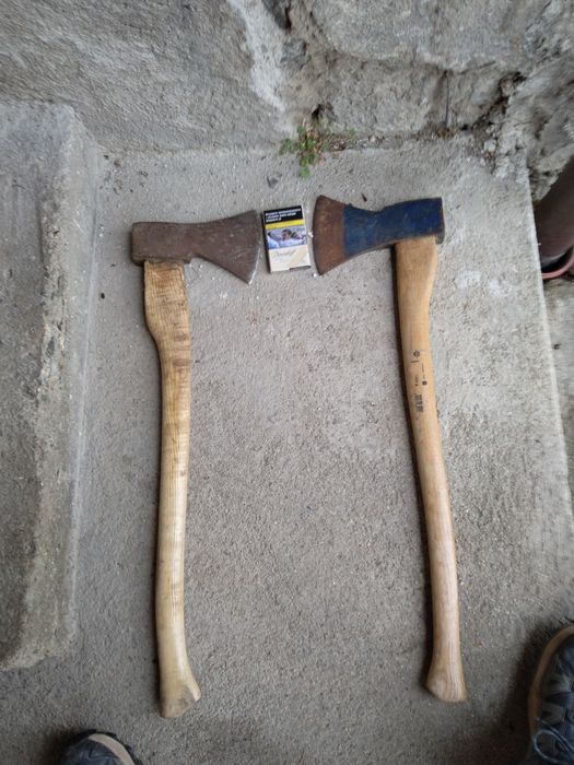 Продавам две Немски антикварни брадви големи Пожарникарски