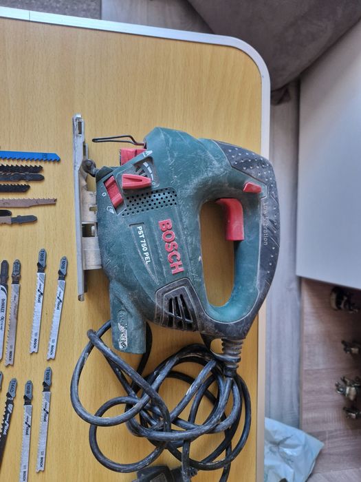 Fierăstrău vertical Bosch PST 750 PE .530 W.3100 RPM.Este folosit în stare bună de funcționare.Plus pânzele.