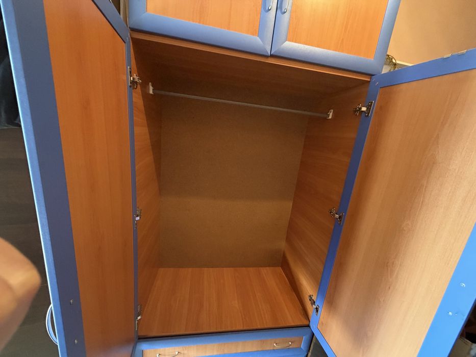 Двукрилен гардероб