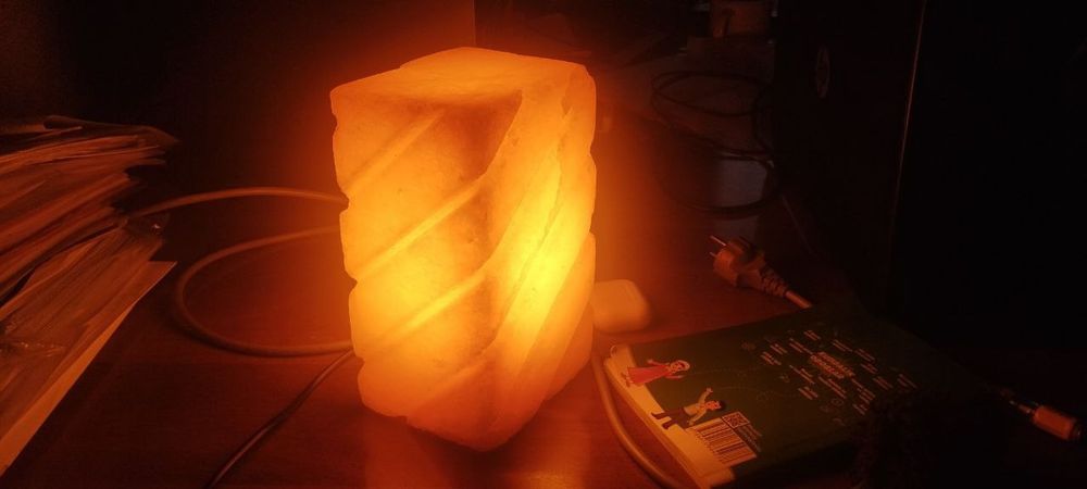 Kon tuzidan yasalgan davolovchi lampa