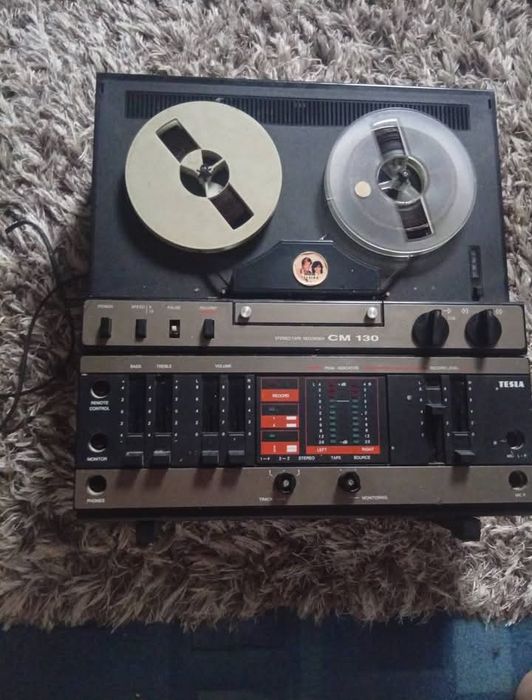 Vând magnetofon Tesla