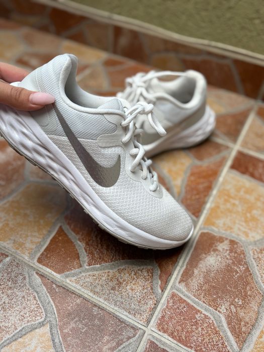 Бели нови маратонки на Nike
