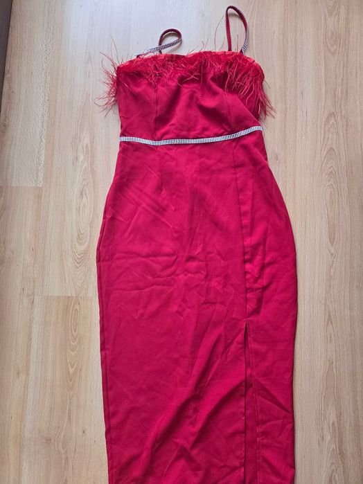 Червена рокля с пера