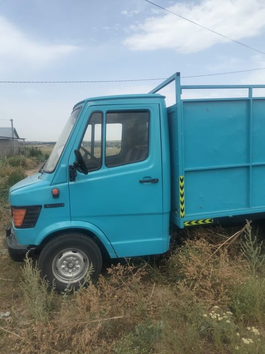 Mercedes-Benz MB 100