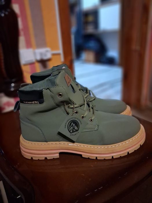 Продам демисизоные мужские ботинки