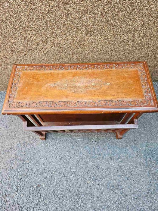 Ръчно изработена стойка /масичка с дърворезба