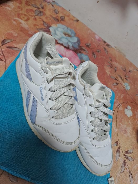 Adidași Reebok purtati