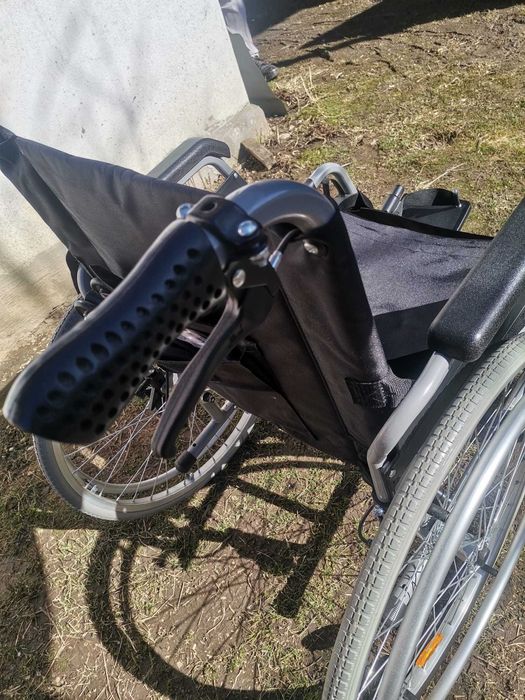 Scaun rulant cu acționare manuală pentru persoane cu probleme de deplasare