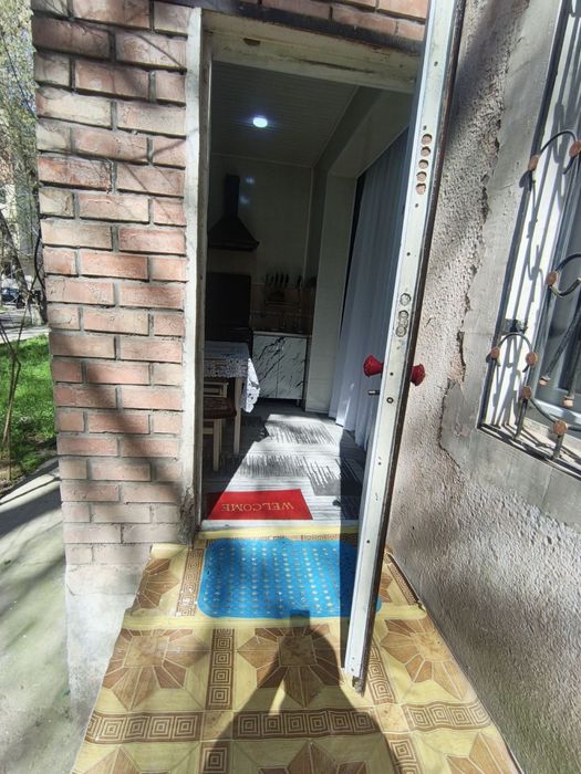 Чиланзар 16. Срочно Продаю 1 переделенная в 2 х. 1 этаж