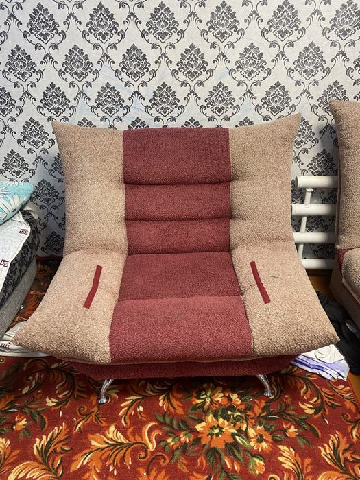 Диван с креслом.