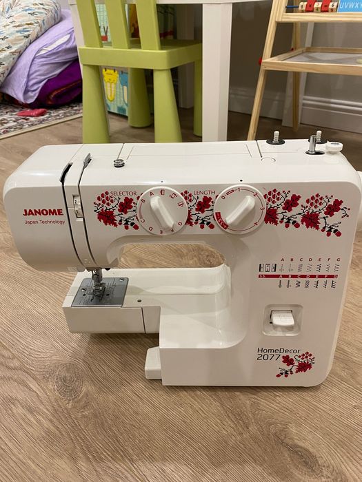 Продам швейную машинку Janome