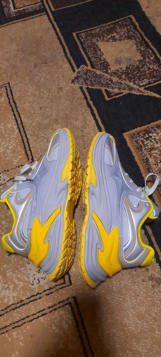 Кроссовки спортивные. Новые.