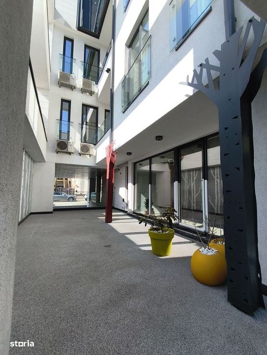 Birou și curte 100 mp in Centru, curte proprie și loc parcare.