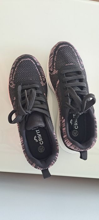 Черно бели и малко розови  маратонки