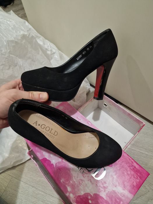 Отдам обувь и подушку