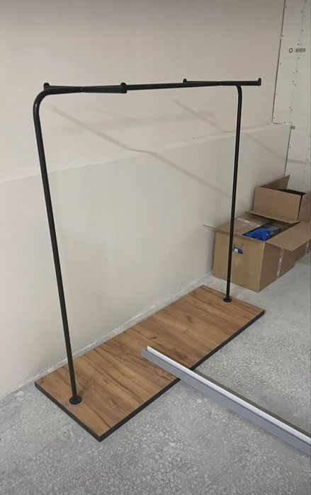Продаю стойку для одежды