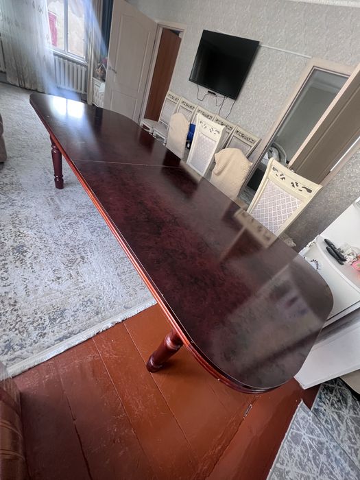 Продам обеденный стол с 8 стульями