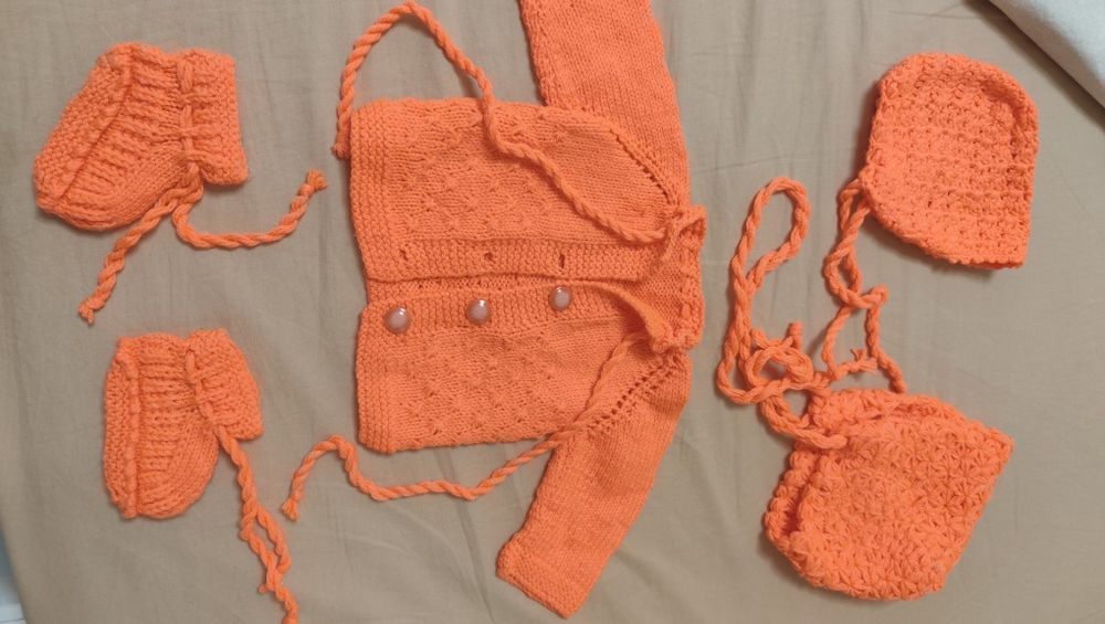 Бебешки нови плетени дрешки