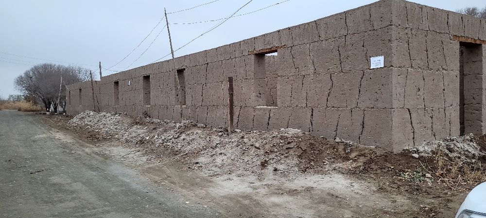 Курилиши тугалланмаган ховли жой 400 кв метрдан 4 та