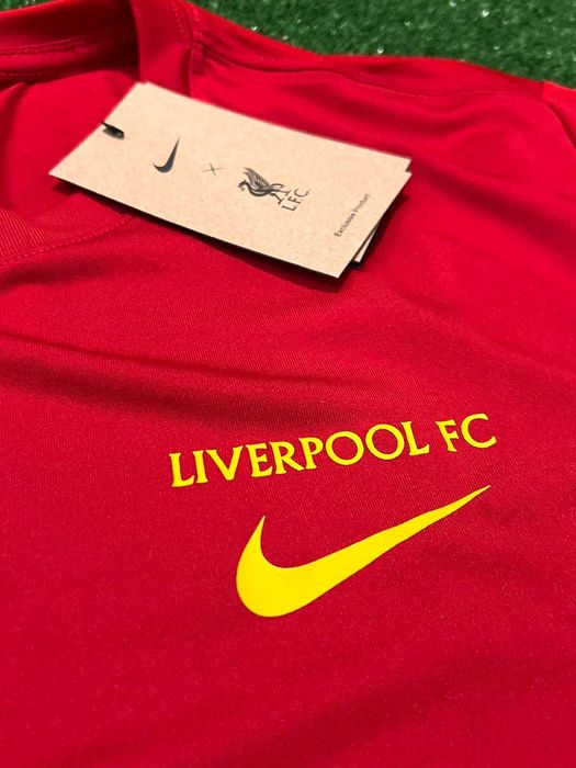 Спортна тениска на Ливърпул