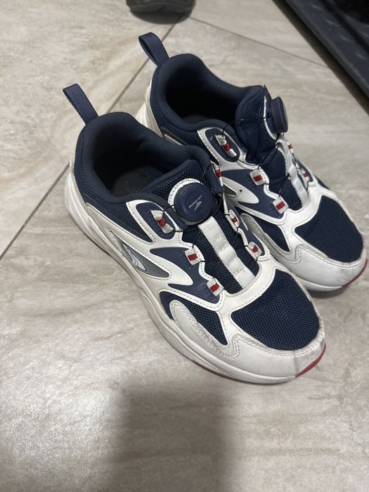 Кроссовки спортивные