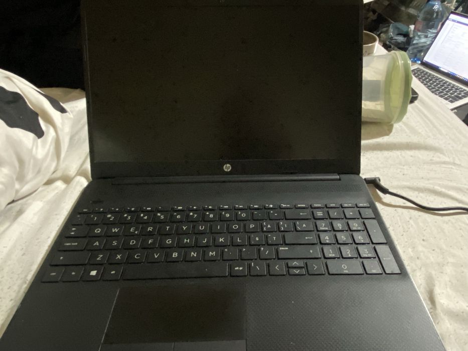 Laptop HP 250 G9, folosit foarte puțin
