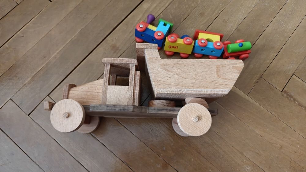 Голям масивен дървен камион (Самосвал) и влакче Goki – Лот дървени игр