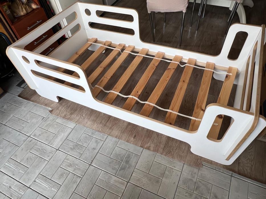 Продам детскую кроватку с матрасом