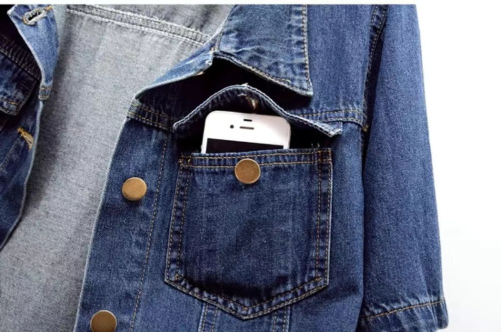 Джинсовая рубашка с коротким рукавом.