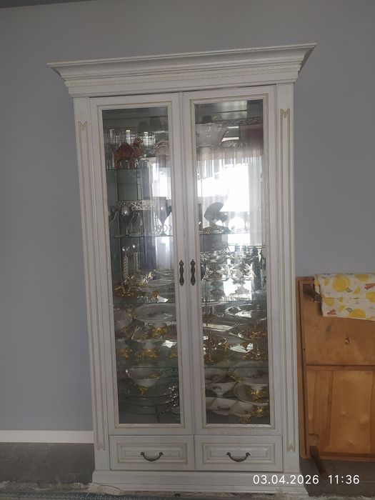 Шкаф сервант в хорошем состоянии