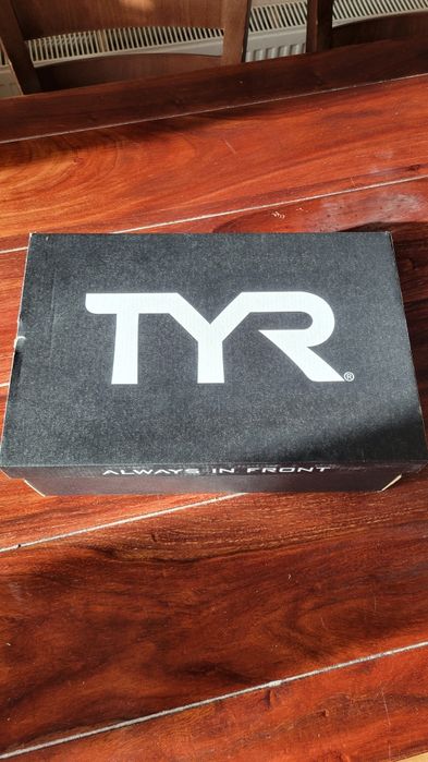 Продавам чисто нови маратонки  TYR