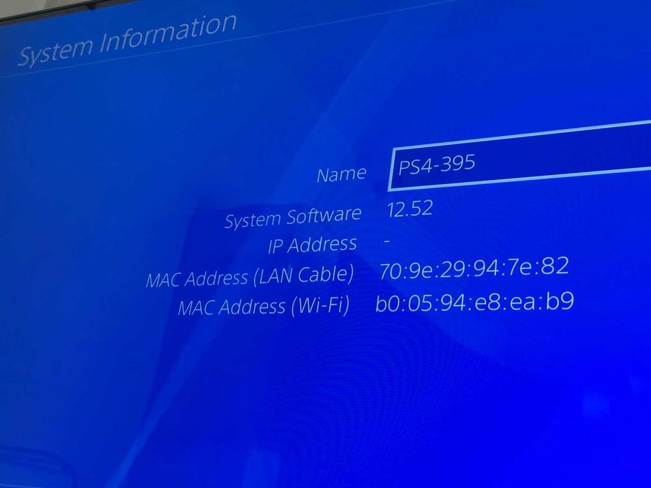 Продавам PlayStation 4 с 2 джойстика и FIFA 24