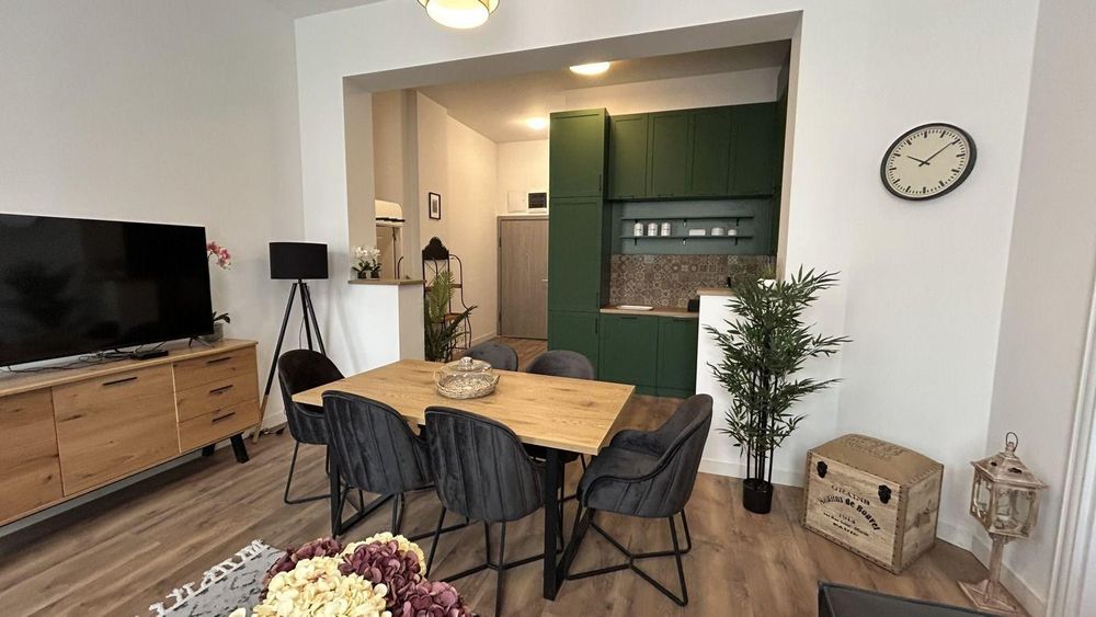 Дава се под наем Двустаен апартамент в София, Център - 67 кв.м за 799 € - Снимка #2