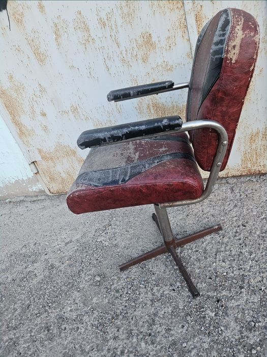 Продаю помощник в парикмахерскую . 2 кресла .