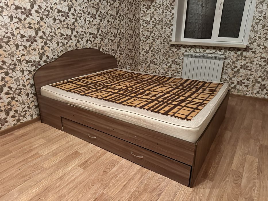 Двухспальная кровать с матрацом