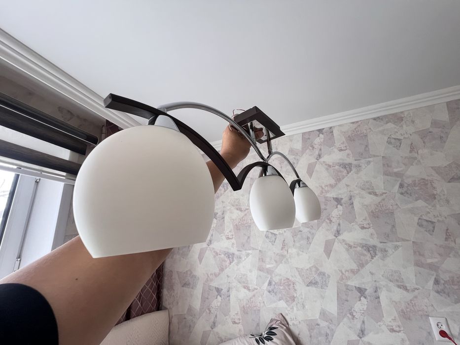 Продам люстру на три лампочки